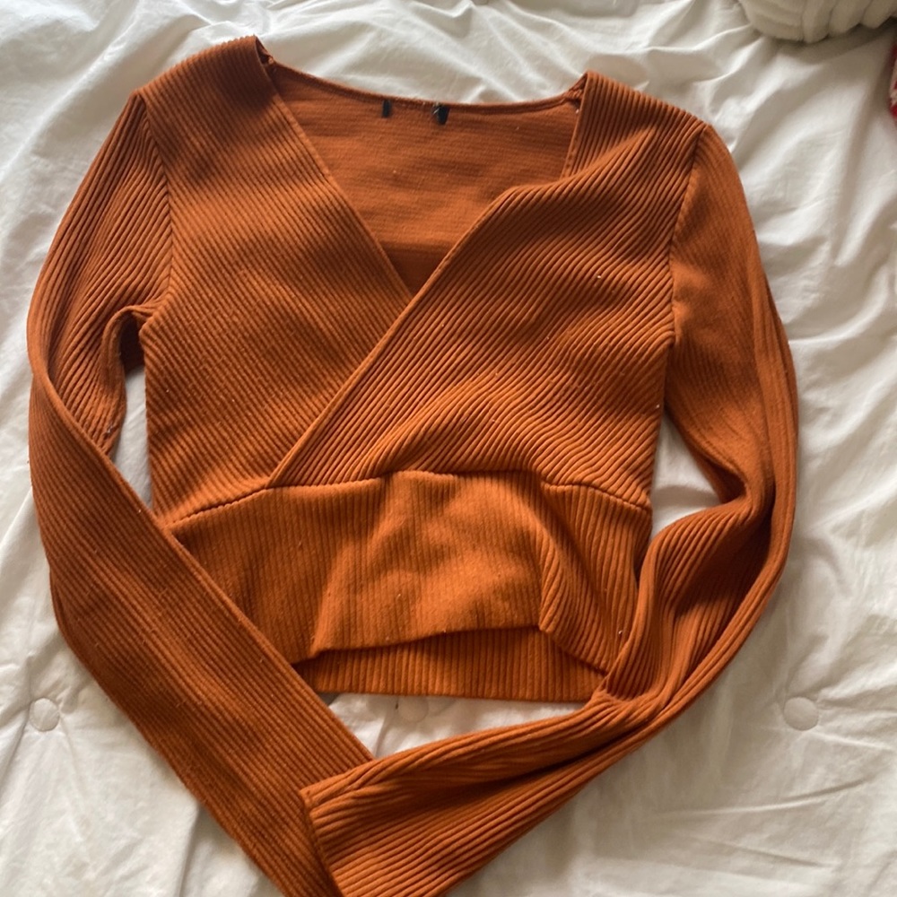 Burnt orange cropped v neck shirt